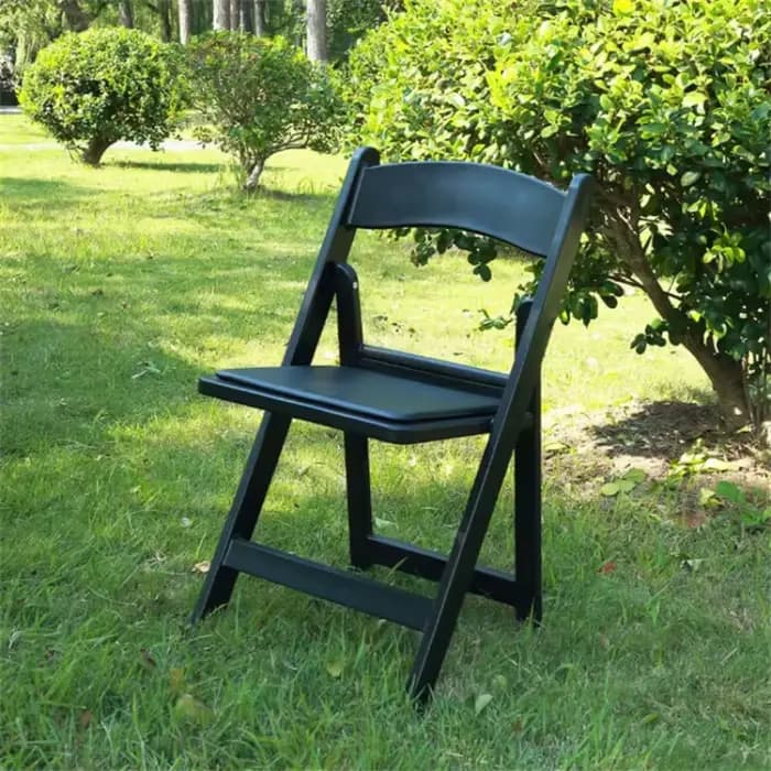 Chaise rembourrée pliante moderne en résine blanche, Portable et empilable pour les événements en pl