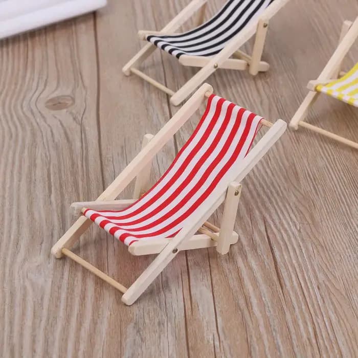 Chaise longue pliante rayée en bois