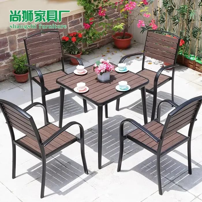 Table et chaises d'extérieur en bois et plastique