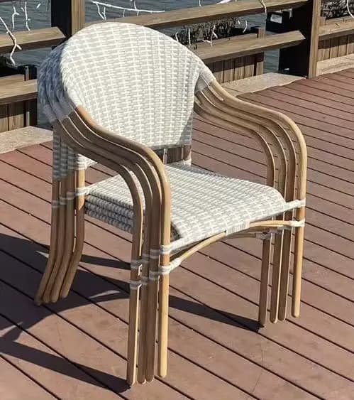 Chaise de bistro français de jardin extérieur