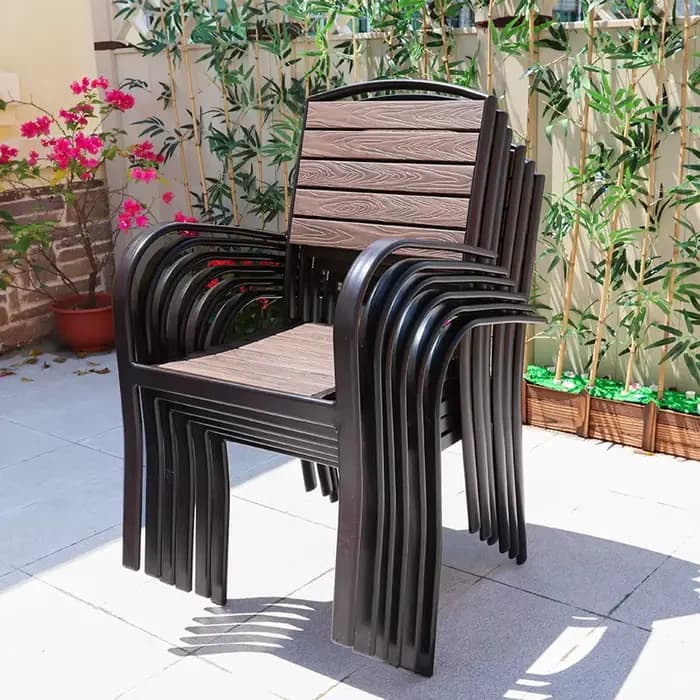 Table et chaises d'extérieur en bois et plastique