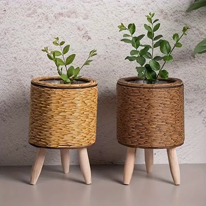 Charmante jardinière en rotin rustique avec pieds en bois