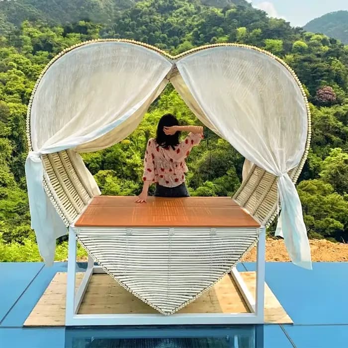 Banc de station en forme de coeur, sièges extérieurs en bois de plage