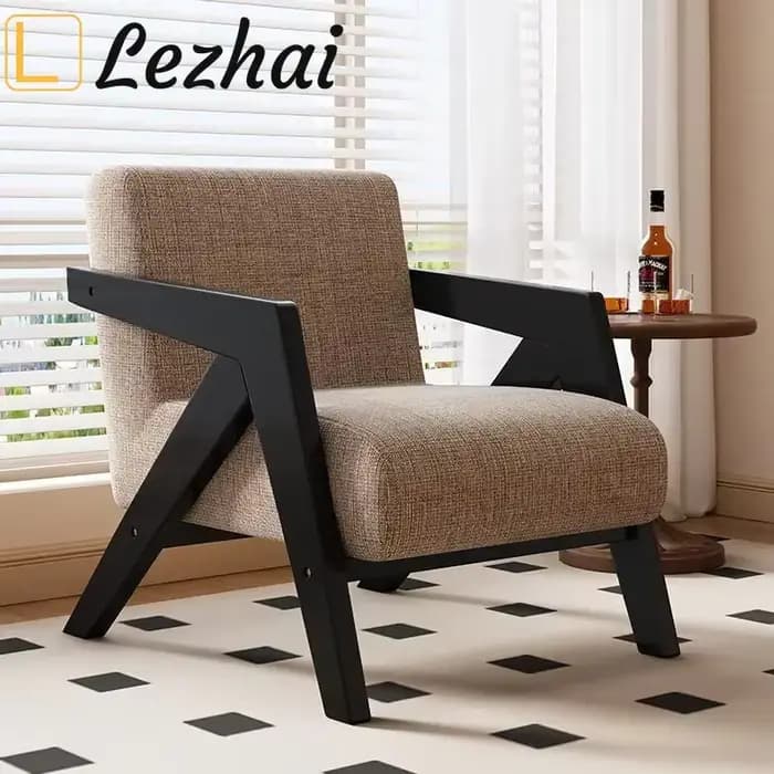 Les chaises de style moderne du milieu du siècle avec accoudoirs en bois décentent les fauteuils du salon dans