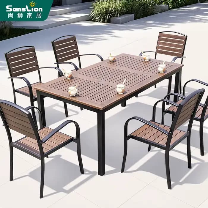 Table et chaises d'extérieur en bois et plastique