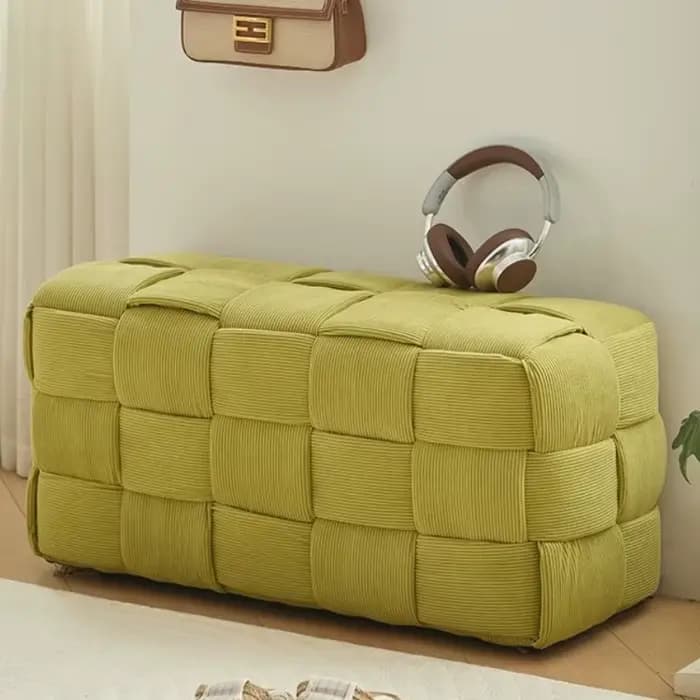 Petit tabouret moderne en bois massif