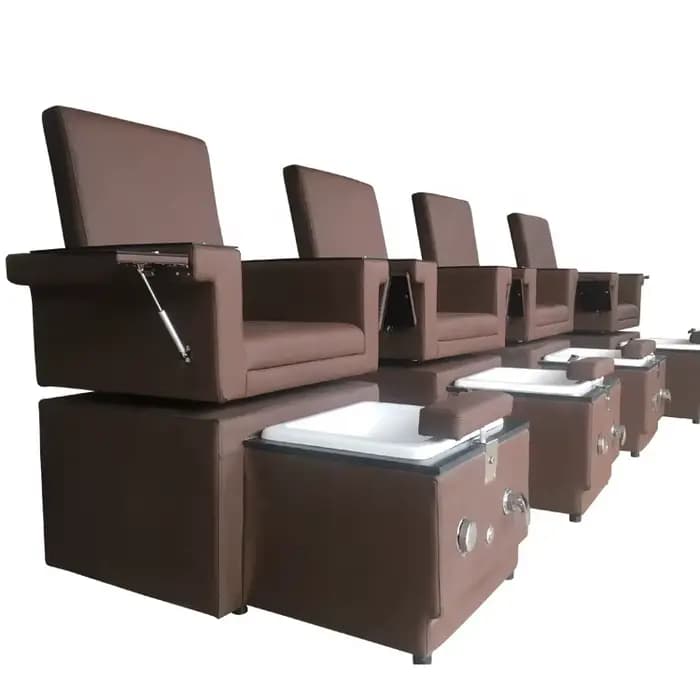 Fauteuil de pédicure de luxe moderne avec massage pour salon de manucure et spa, idéal pour les soins des pieds et la relaxation.
