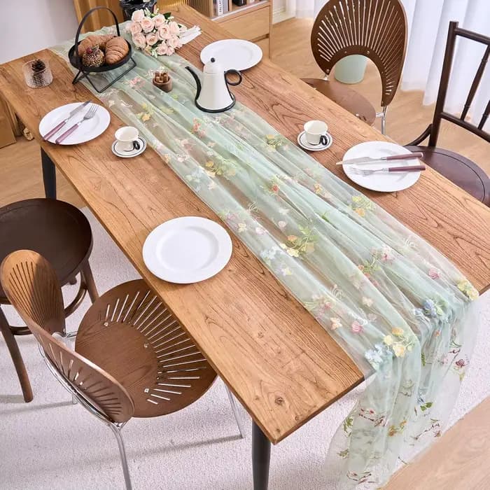Chemin de table brodé en dentelle