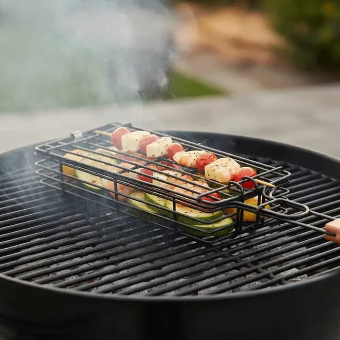 Panier de barbecue portable antiadhésif avec poignée en bois, grille en maille et pince à saucisses pour pique-nique