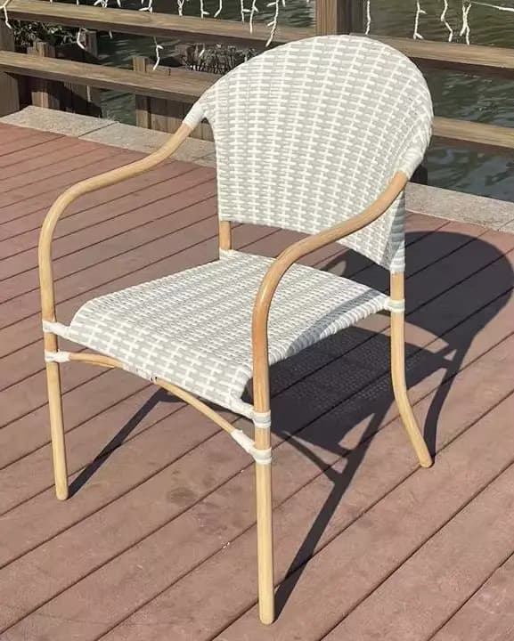 Chaise de bistro français de jardin extérieur