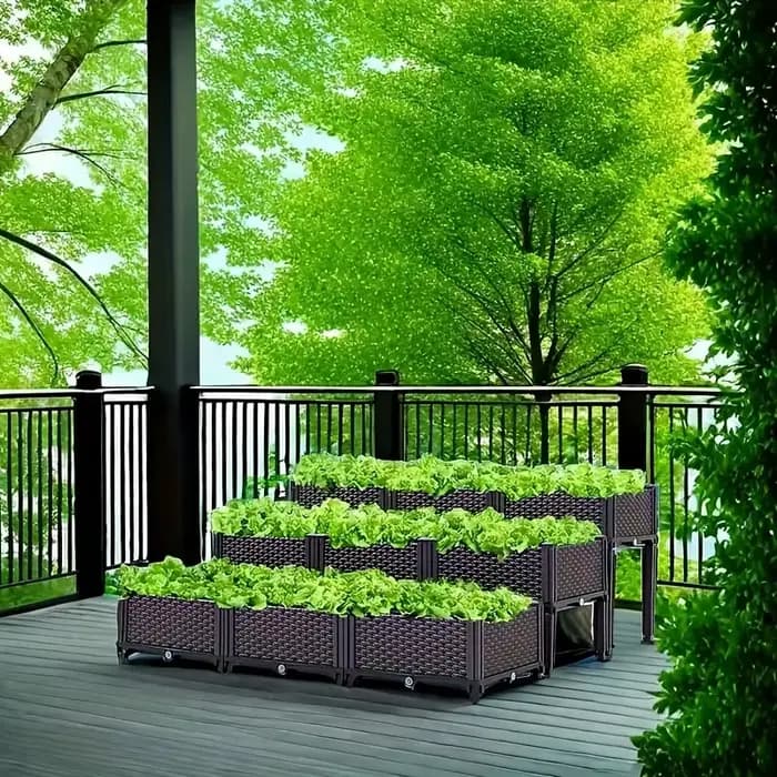 Un pot de légumes et de fleurs assemblés sur le balcon sur le terrain du jardin du parc