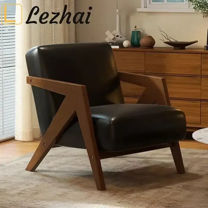 Les chaises de style moderne du milieu du siècle avec accoudoirs en bois décentent les fauteuils du salon dans
