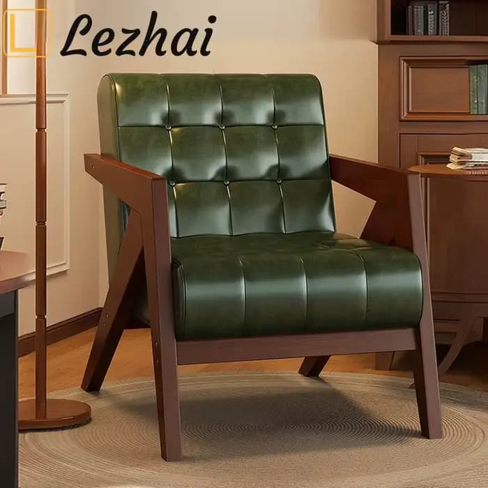 Les chaises de style moderne du milieu du siècle avec accoudoirs en bois décentent les fauteuils du salon dans