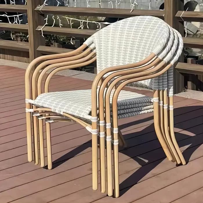 Chaise de bistro français de jardin extérieur