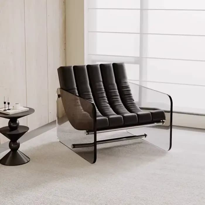 Chaises transparentes avec accoudoirs