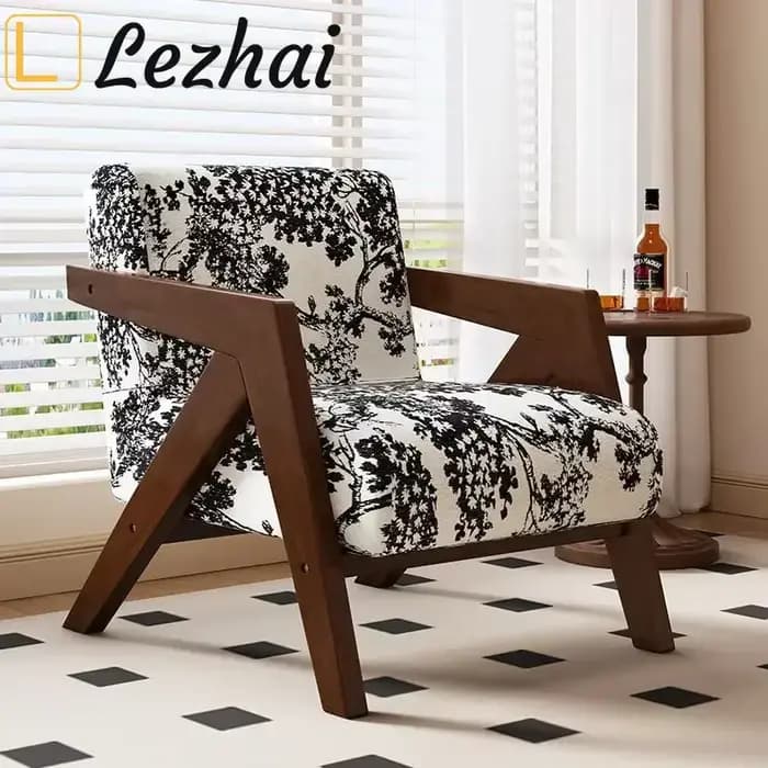 Les chaises de style moderne du milieu du siècle avec accoudoirs en bois décentent les fauteuils du salon dans