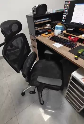 Chaise de bureau ergonomique moderne et confortable avec dossier