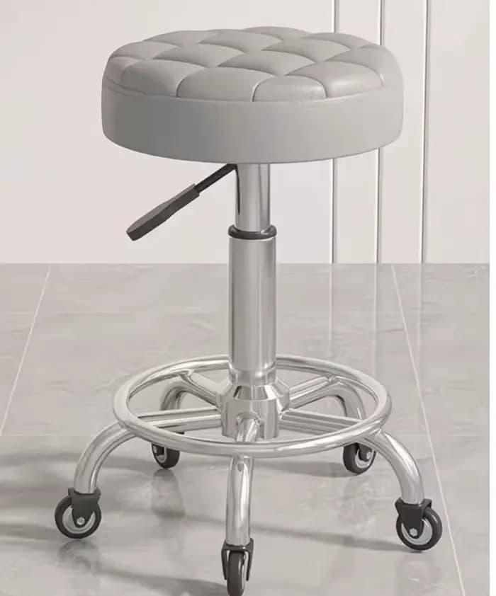 Trois personnes petit salon minimaliste moderne appartement location chambre bureau