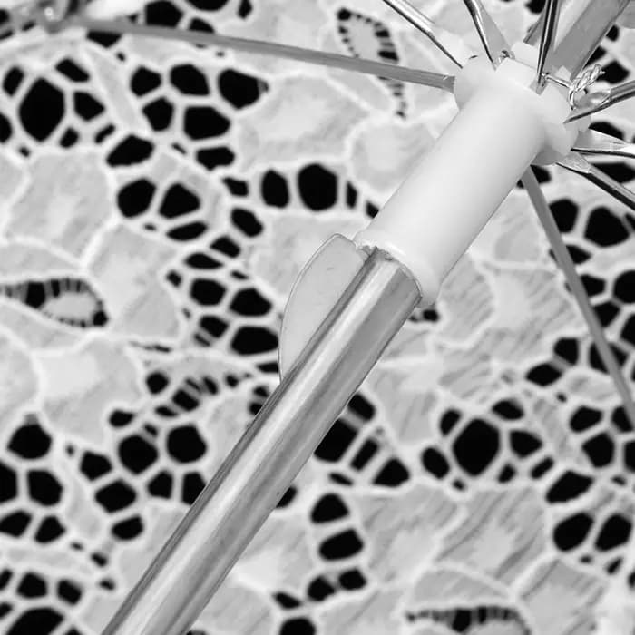 Parasol blanc vintage brodé de dentelle florale