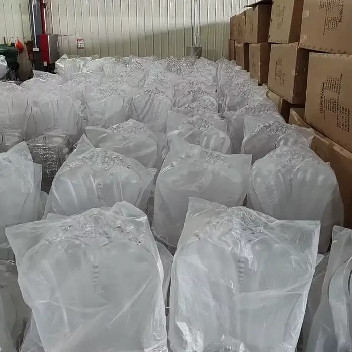 Chaise en résine transparente