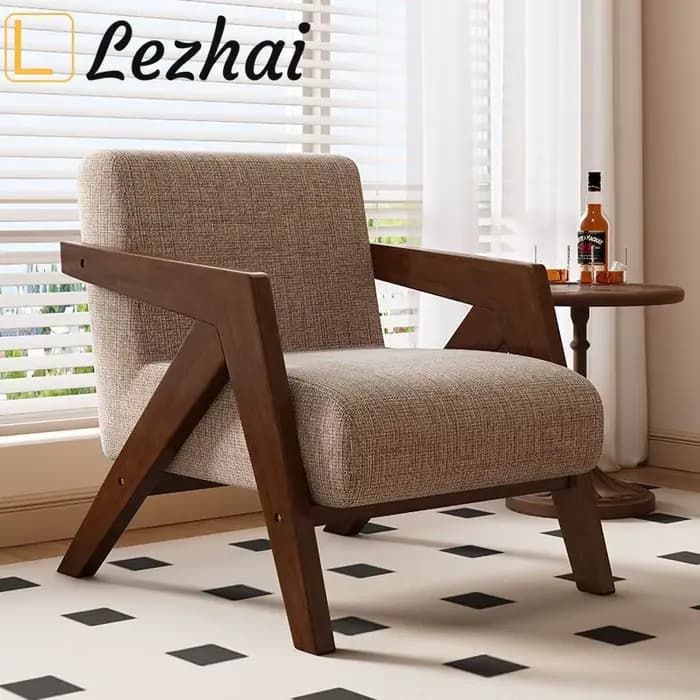 Les chaises de style moderne du milieu du siècle avec accoudoirs en bois décentent les fauteuils du salon dans