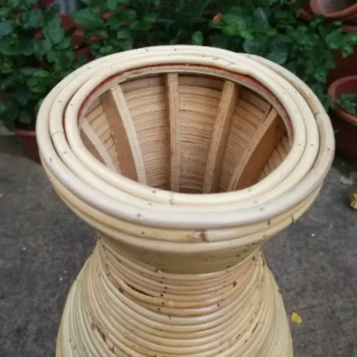 Grand Vase de sol en rotin tissé naturel