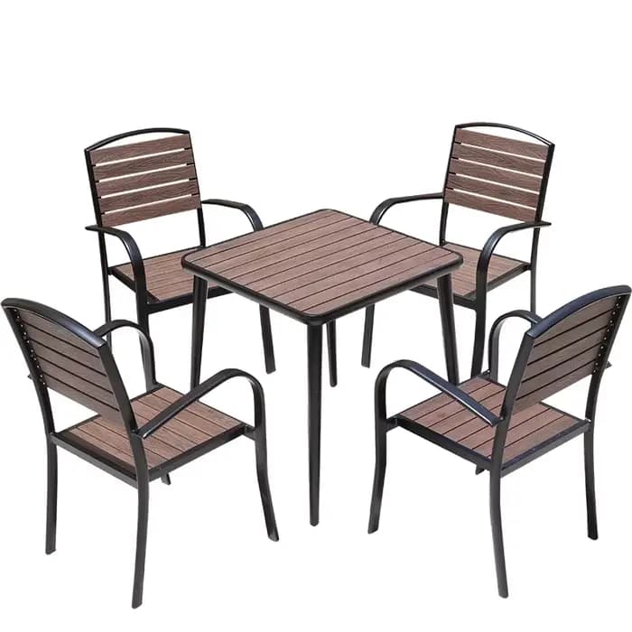Table et chaises d'extérieur en bois et plastique