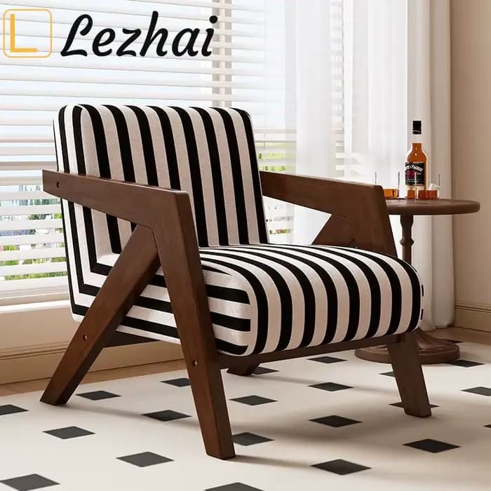 Les chaises de style moderne du milieu du siècle avec accoudoirs en bois décentent les fauteuils du salon dans