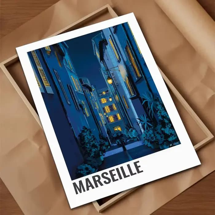 Affiche Murale Rétro Colorée Marseille : Bouteille de Pastis, Rue Marine – Décoration Artistique pou