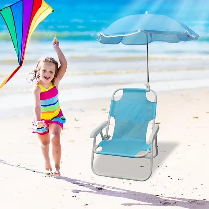 Chaises de plage et parapluies