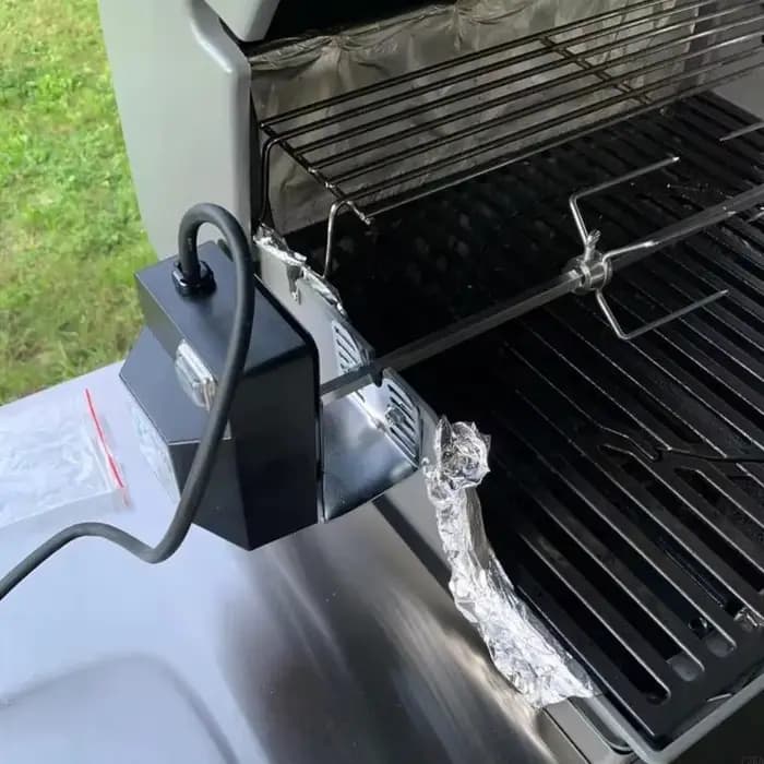 Ensemble rôtissoire universel adapté aux grils électriques à gaz