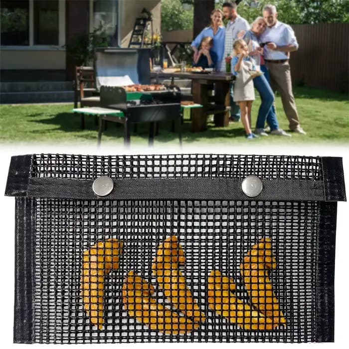 Le sac de barbecue garde les petites aliments tombant à travers les grilles. Fête au