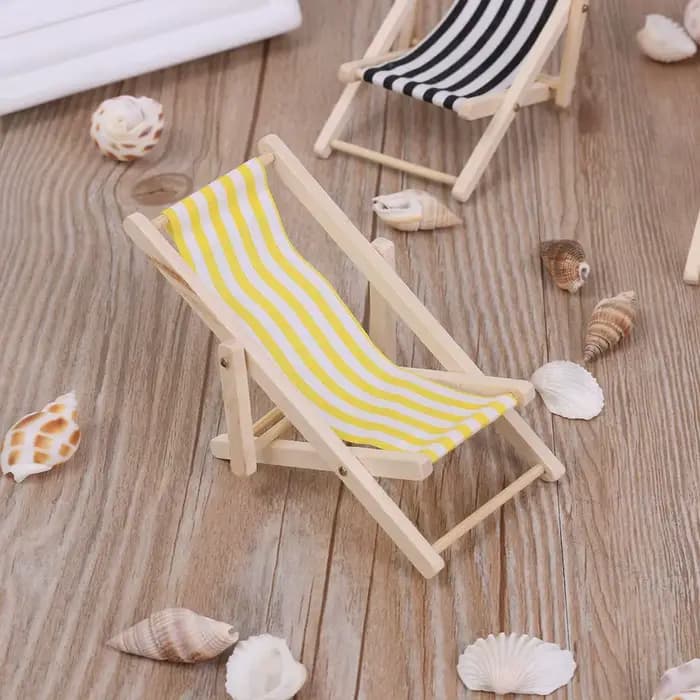 Chaise longue pliante rayée en bois