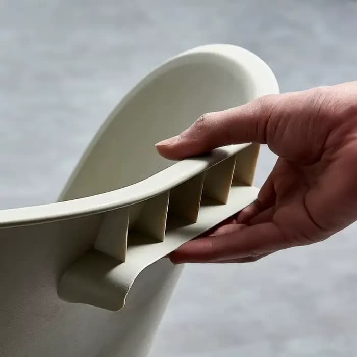 Chaise à dossier en plastique moderne et minimaliste pour la salle à manger à domicile