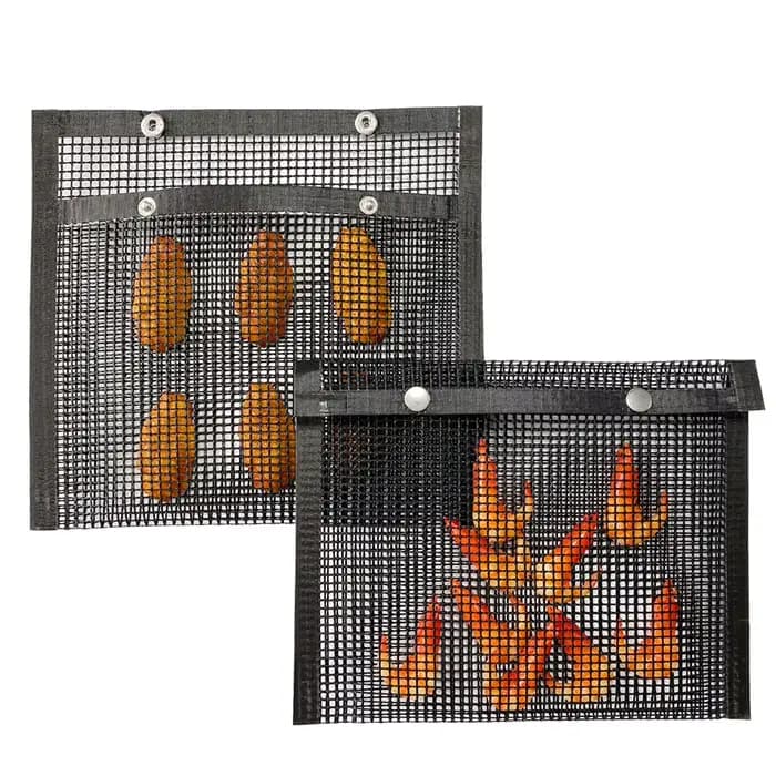 Le sac de barbecue garde les petites aliments tombant à travers les grilles. Fête au