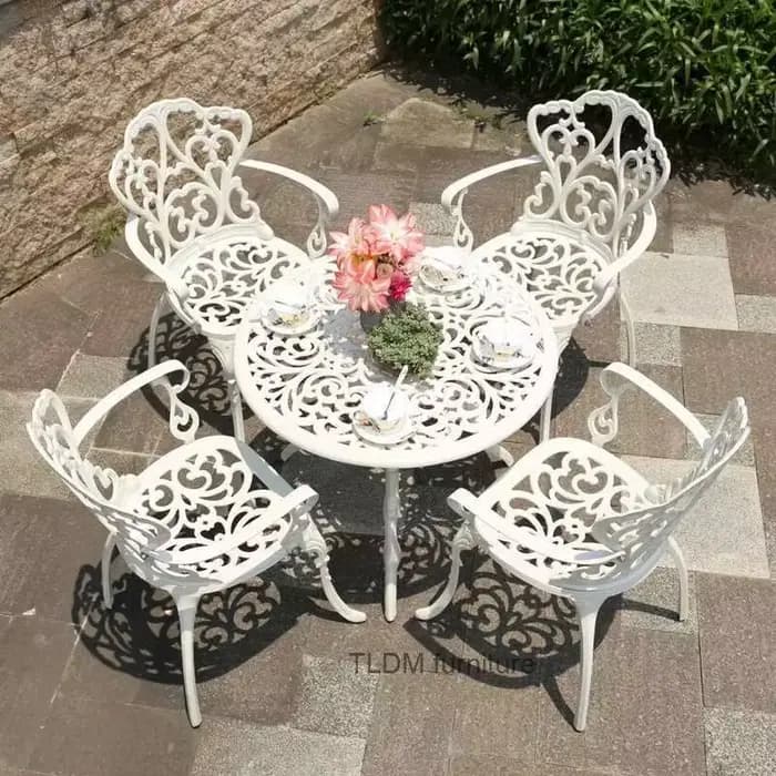 Tables et chaises en aluminium moulé pour l'extérieur