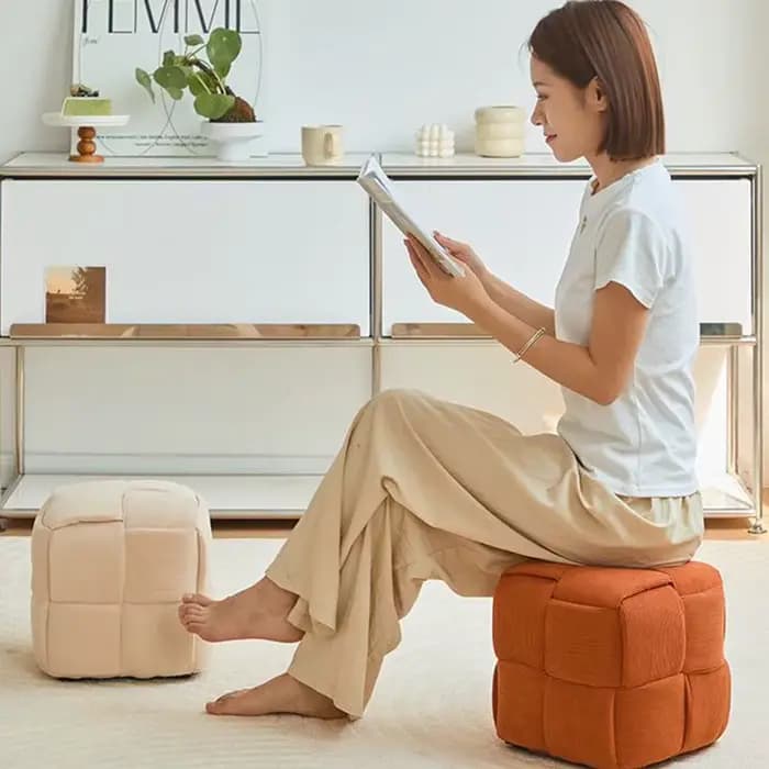 Petit tabouret moderne en bois massif