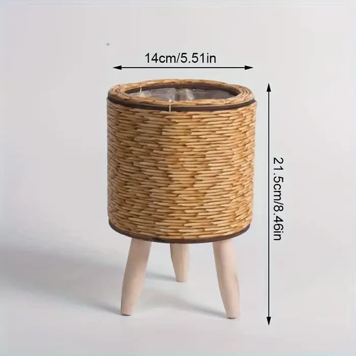 Charmante jardinière en rotin rustique avec pieds en bois