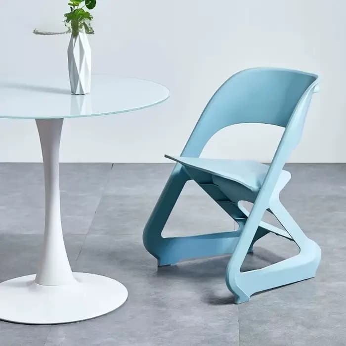 Chaise à dossier en plastique moderne et minimaliste pour la salle à manger à domicile