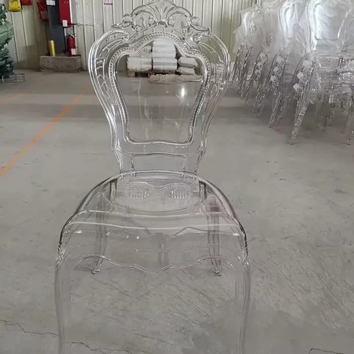 Chaise en résine transparente