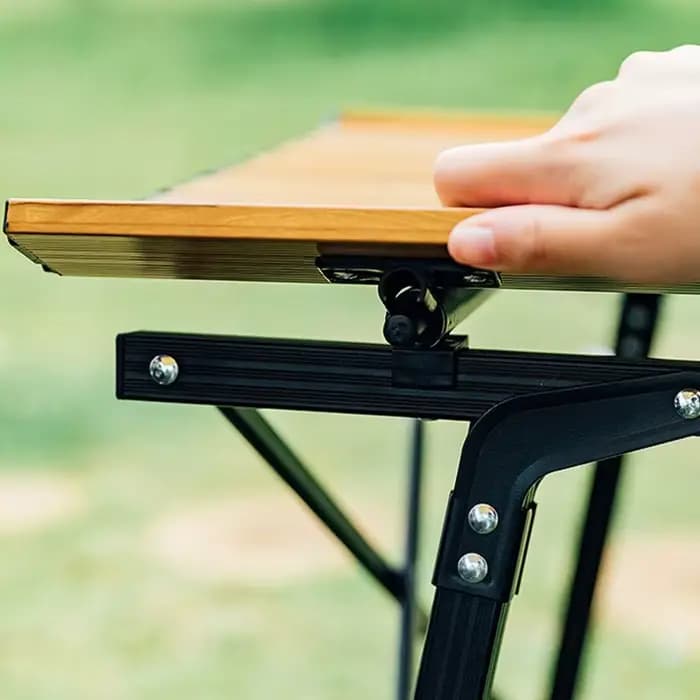 Tables et chaises pliantes en bois