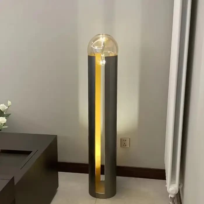 Lampe LED autoportante en fer noir