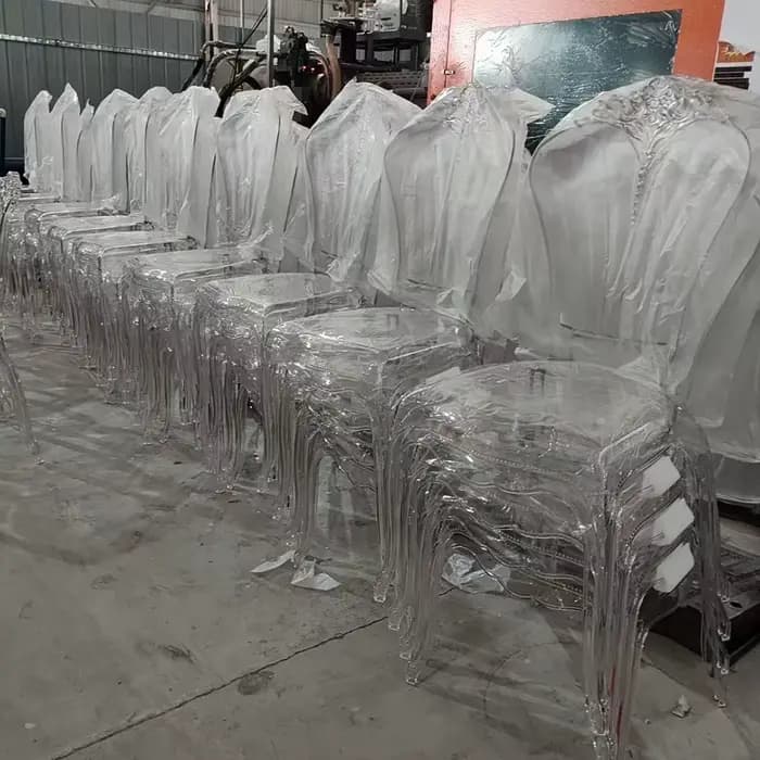 Chaise en résine transparente