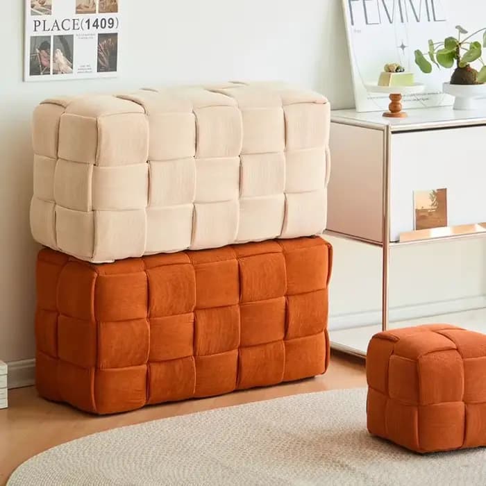 Petit tabouret moderne en bois massif