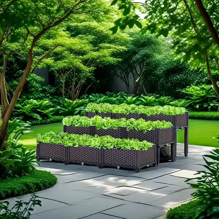 Un pot de légumes et de fleurs assemblés sur le balcon sur le terrain du jardin du parc