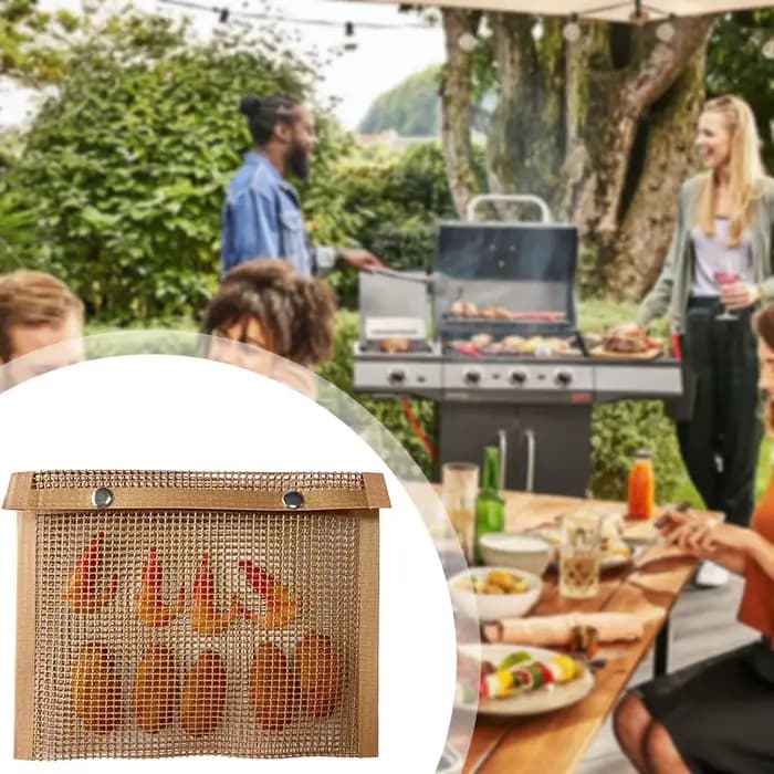Le sac de barbecue garde les petites aliments tombant à travers les grilles. Fête au