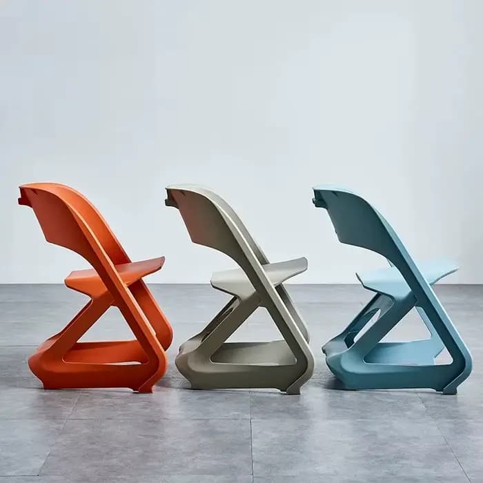Chaise à dossier en plastique moderne et minimaliste pour la salle à manger à domicile
