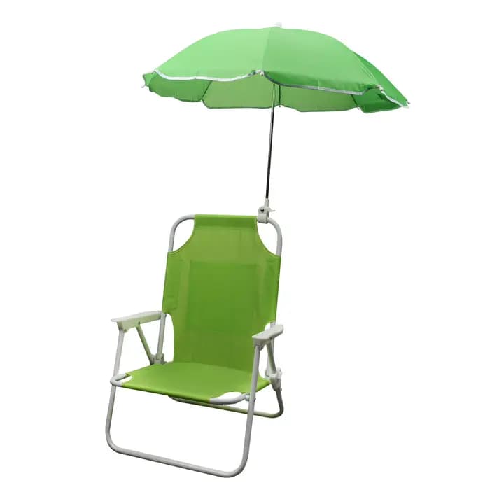 Chaises de plage et parapluies