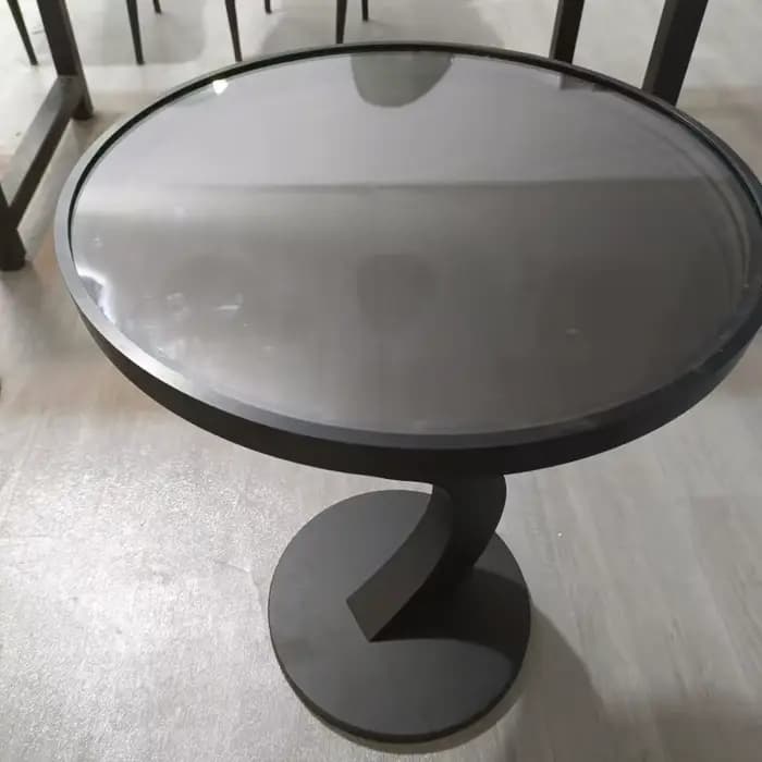 Table basse ronde éclairée en métal