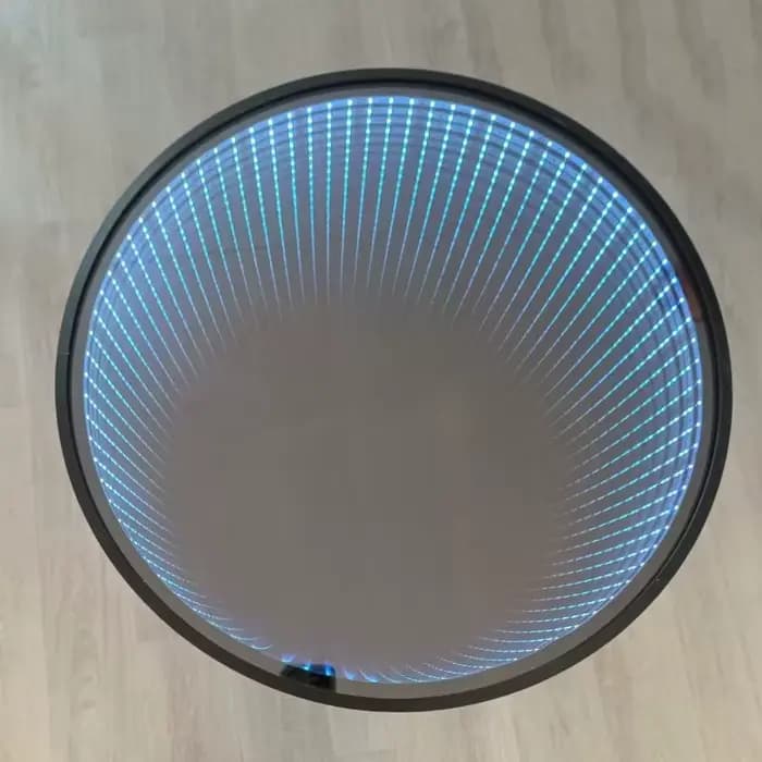 Table basse ronde éclairée en métal
